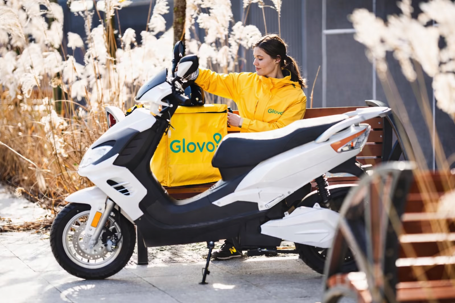 Kurier Glovo realizujący dostawę
