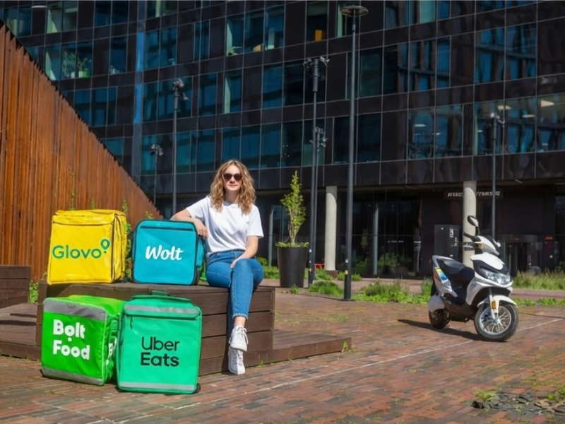 Kurierka z torbami dostawczymi AG Partner