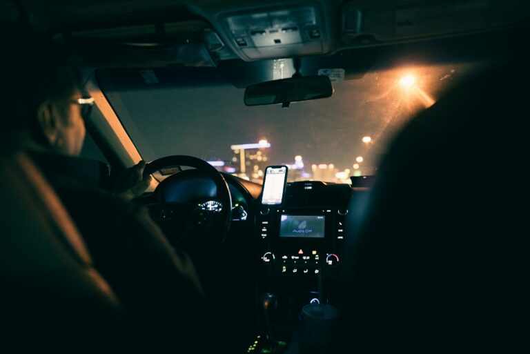 Jazda nocą w Gorzowie – jak zarabiać w weekendowe noce bezpiecznie