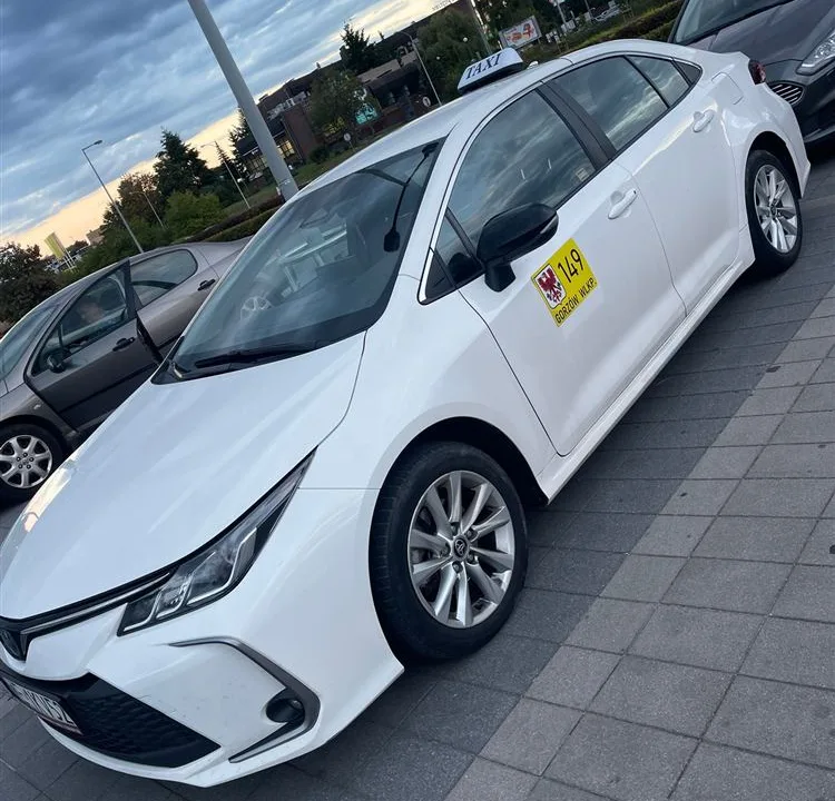 Biała Toyota Corolla taxi z floty AG Partner w Gorzowie Wielkopolskim