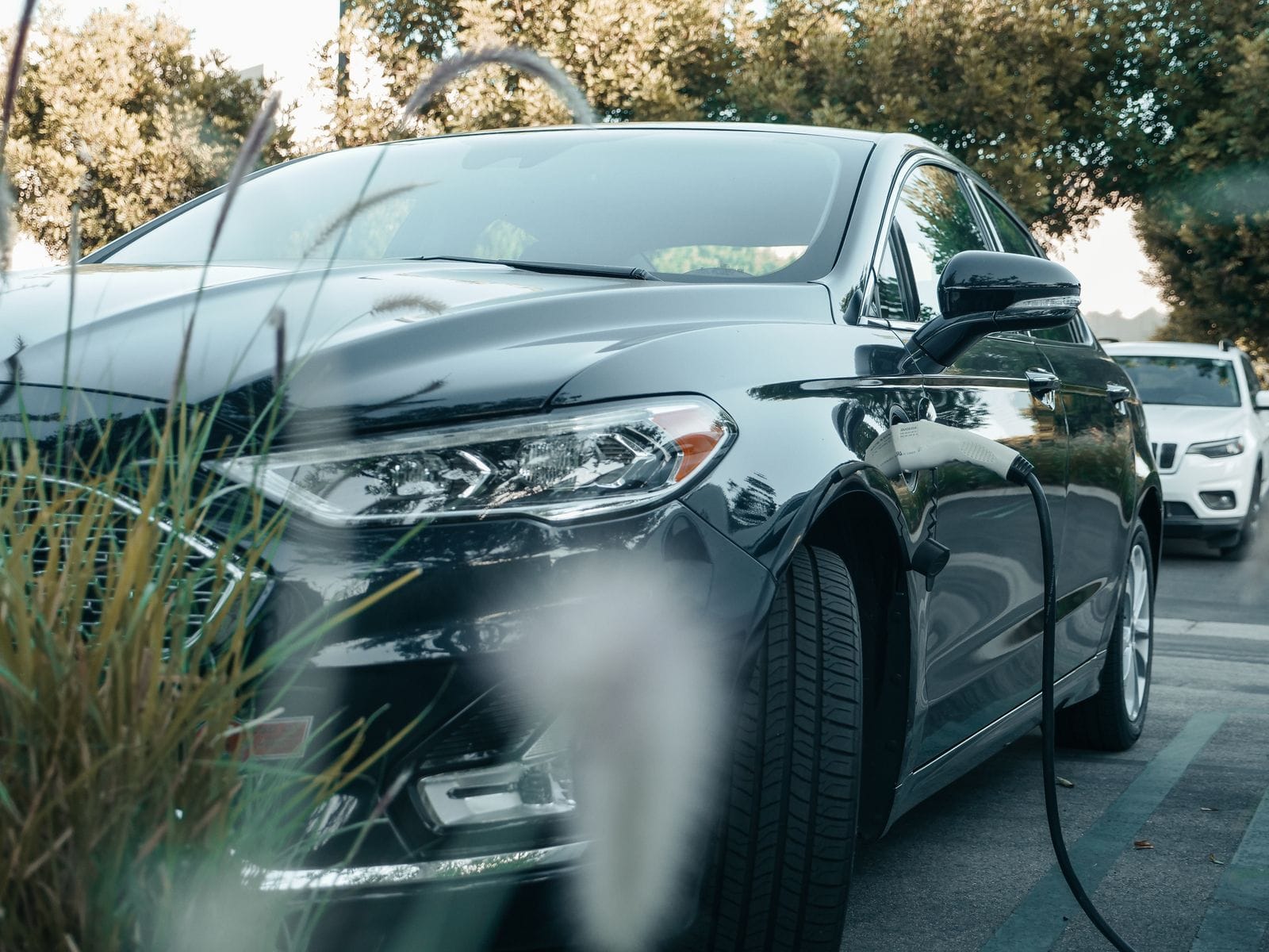 Hybryda czy LPG? Czym jeździć jako kierowca Bolt i Uber – Czarny samochód hybrydowy podczas ładowania