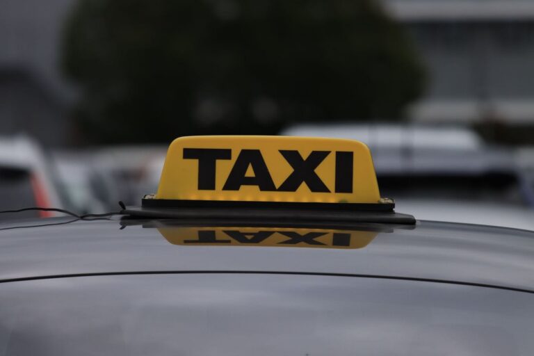 Licencja taxi 2026 – czy jest potrzebna do Bolt i Uber?