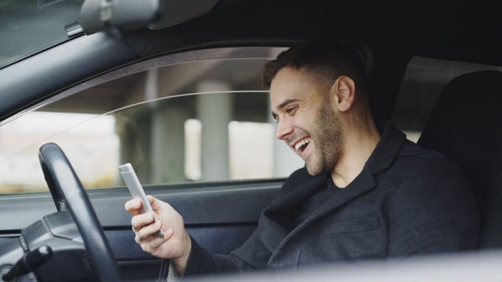 Kierowca Uber z telefonem w samochodzie – jak zostać kierowcą Uber w 2026