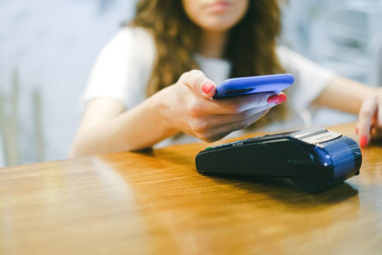 Napiwki w Bolt i Uber – komu się należą i jak są rozliczane?