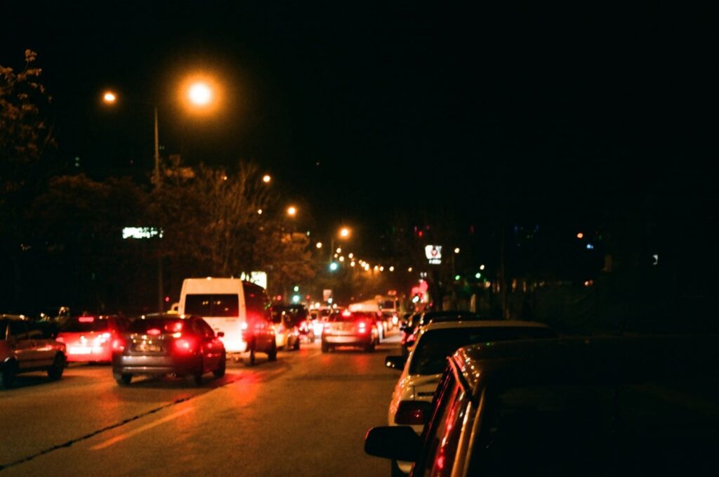 Praca kierowca weekend Gorzów – ruch samochodów w mieście nocą